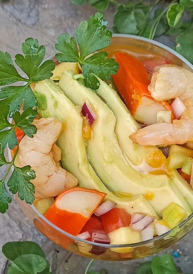 Una foto de Ceviche de gambas con mango y aguacate
