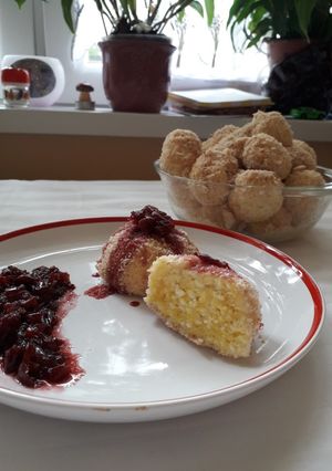 Üknagymami túrós gombóca grízzel és meggyes öntettel recept fotója