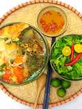 Canh chua đầu cá hồi (hoặc chế thành lẩu đầu cá hồi)