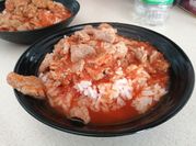 Una foto de bistec en salsa roja