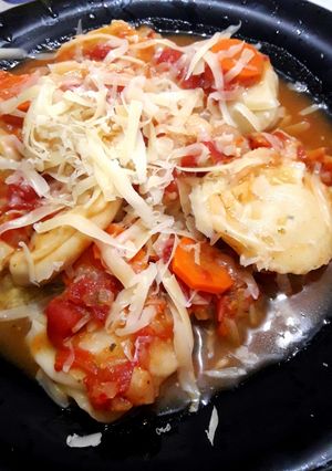 Una foto de Sorrentinos de calabaza caseros con salsa