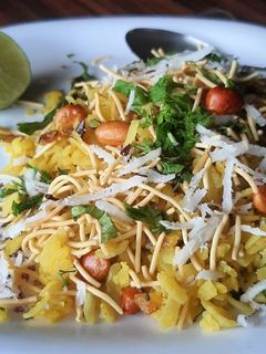 कांदे पोहे (Kande Pohe Recipe In Marathi) रेसिपी चे मुख्य फोटो