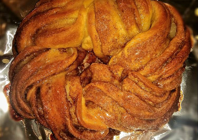 How to Make Super Quick Homemade Cinnamon Crescent Spiral