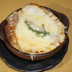 A picture of Onion soup.
