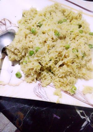 A picture of Namkeen muttor pulao.