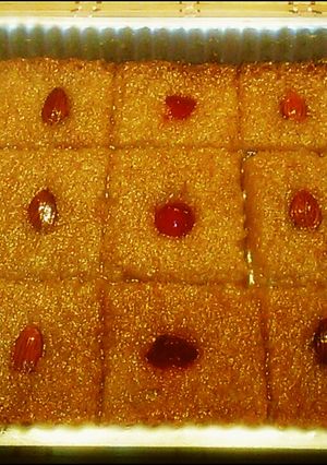صورة لوصفة بسبوسه بالكريز واللوز