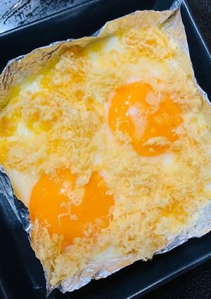 Hình của món Trứng ốp la chà bông xinh xinh với giấy bạc.