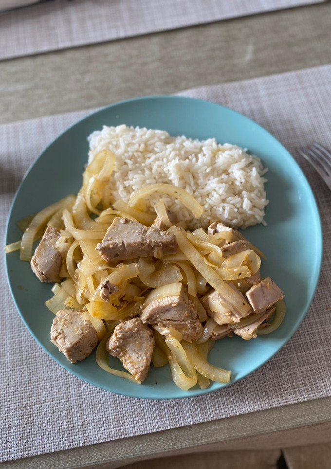 Una foto de Atún encebollado