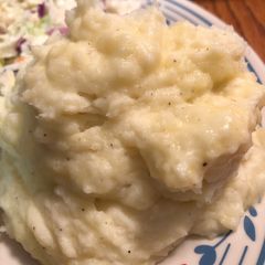 A picture of Easy Garlic Mashed potatoes.
