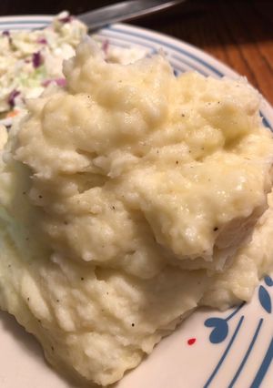 A picture of Easy Garlic Mashed potatoes.