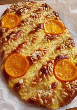 Foto principal de Coca de Sant Joan 2025 v2: Crema, piñones, naranja confitada y azúcar humedecida en anís
