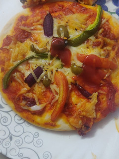પીઝા (Pizza Recipe In Gujarati) રેસીપી મુખ્ય ફોટો