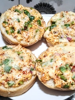 बन्स पिज़्ज़ा (buns pizza recipe in Hindi) रेसिपी मुख्य फोटो