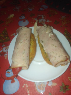 Una foto de Tostas frías de fiambre, queso y pimiento del piquillo