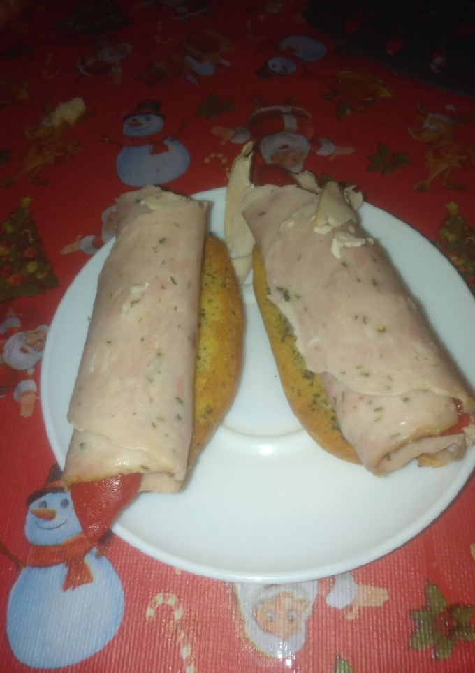 Una foto de Tostas frías de fiambre, queso y pimiento del piquillo