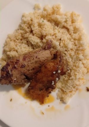 Fűszeres, sült csirke kuszkusszal recept fotója