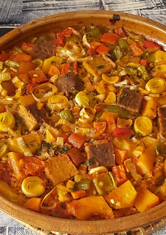 Una foto de Arroz integral barbacoa vegano al horno