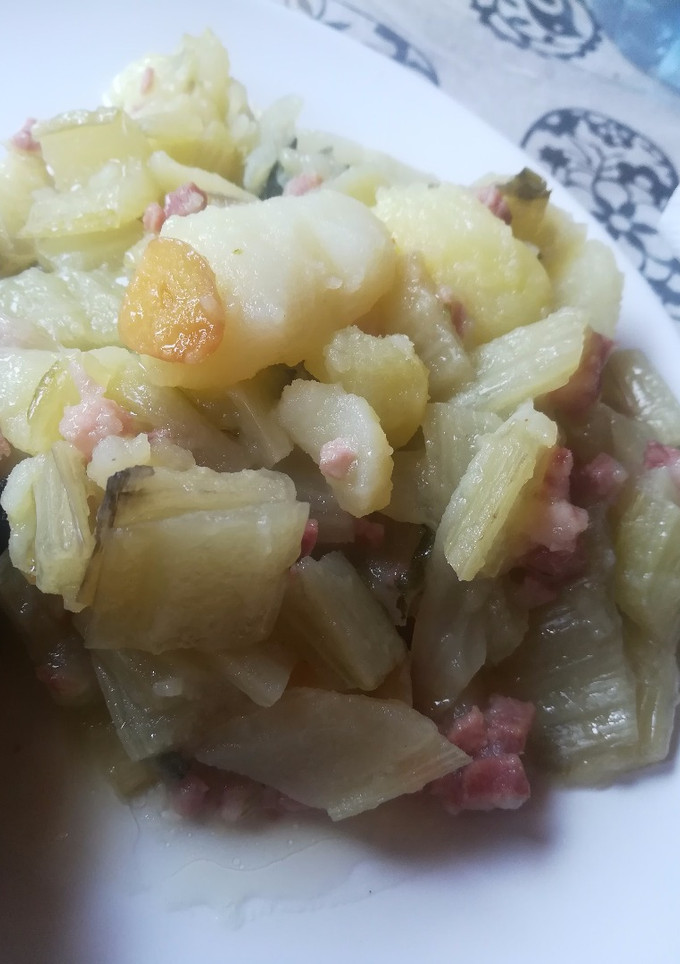 Una foto de Pencas de acelga con jamón
