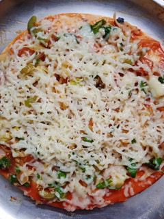 હોમમેડ પીઝા (Homemade Pizza Recipe In Gujarati) રેસીપી મુખ્ય ફોટો