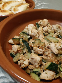 Una foto de Pavo con calabacín y huevo, rápido y saludable