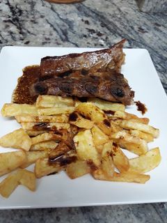 Una foto de Costilla al horno con patatas