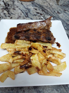 Una foto de Costilla al horno con patatas