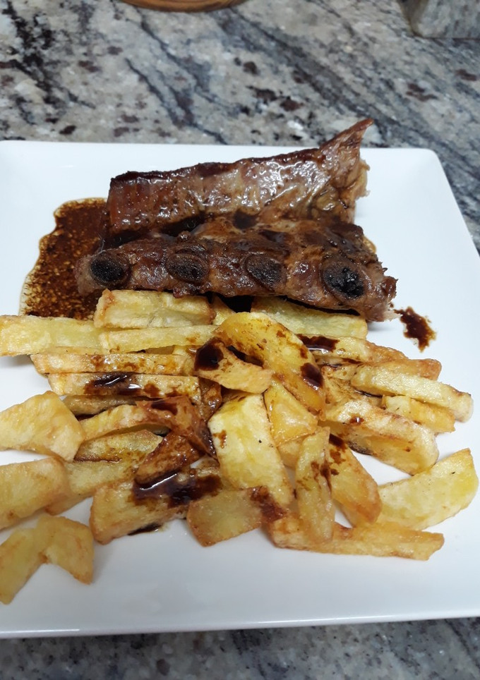 Una foto de Costilla al horno con patatas