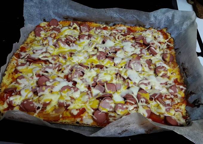 Foto principal de Pizza con masa de coliflor de salchichas y queso