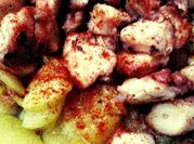 Una foto de pulpo a la parrilla