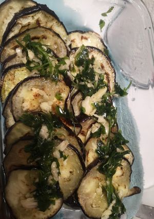 Una foto de Berenjenas a la plancha con perejil, ajo, aceite de oliva.🥰🥰