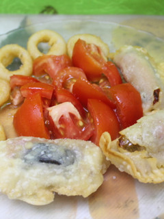 Una foto de Empanadillas de morcillas acompañada de calamares y tomate