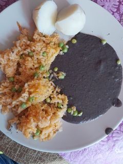 Una foto de Frijoles negros refritos con chipotle 🌶️🫘