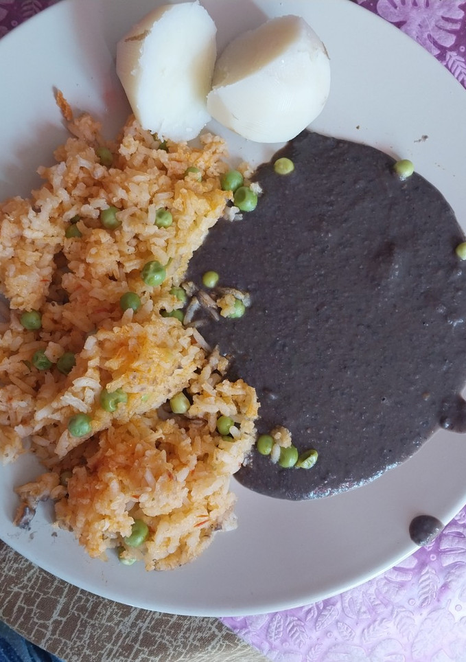 Una foto de Frijoles negros refritos con chipotle 🌶️🫘