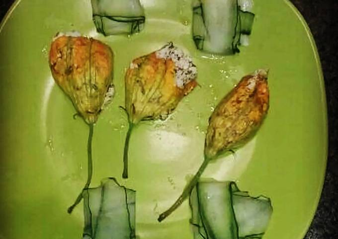 Zucchini flower filled and baked