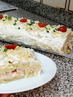 Una foto de Rollo de patata relleno de atún/ enrollado/ brazo gitano/ sin horno