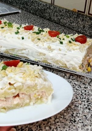 Una foto de Rollo de patata relleno de atún/ enrollado/ brazo gitano/ sin horno