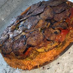 A picture of Chicken Maqluba (Iraqi).