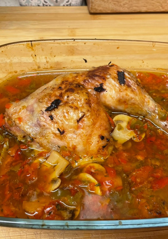 Una foto de Pollo asado con setas y pimientos