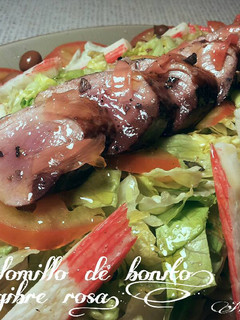 Una foto de Solomillo de bonito a la plancha, con jengibre rosa encurtido.