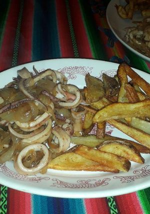 Una foto de Calamares encebollados con papas fritas