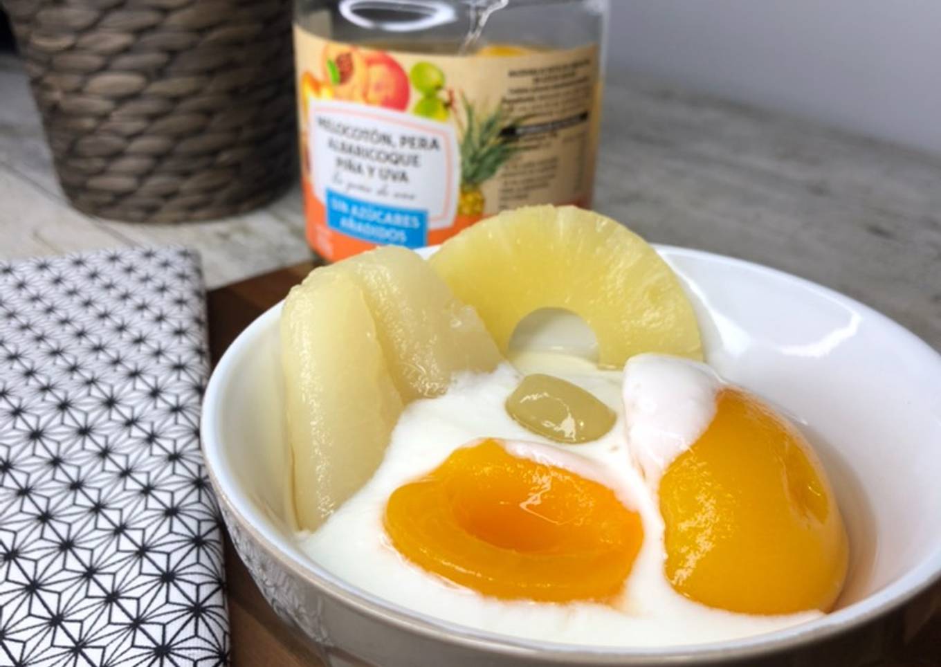 Desayuno saludable de fruta en su jugo sin azúcares añadidos con yogurt casero
