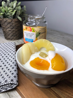 Una foto de Desayuno saludable de fruta en su jugo sin azúcares añadidos con yogurt casero