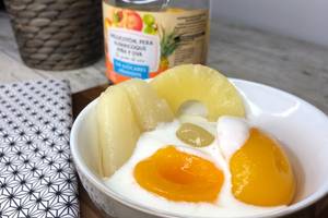 Foto principal de Desayuno saludable de fruta en su jugo sin azúcares añadidos con yogurt casero