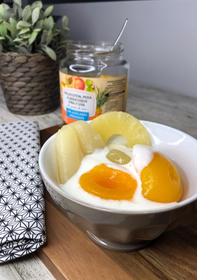 Una foto de Desayuno saludable de fruta en su jugo sin azúcares añadidos con yogurt casero