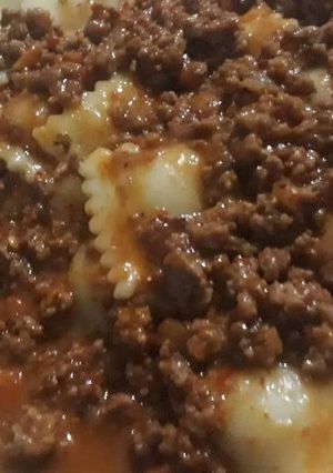 Una foto de Ravioles con salsa boloñesa