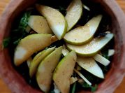 Una foto de ensalada de acelgas