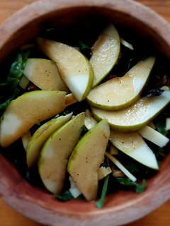 Una foto de Ensalada de acelgas con pera y nueces