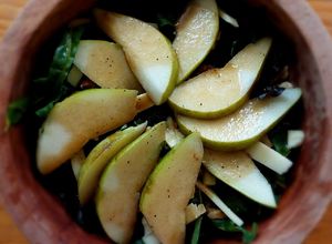 Una foto de Ensalada de acelgas con pera y nueces