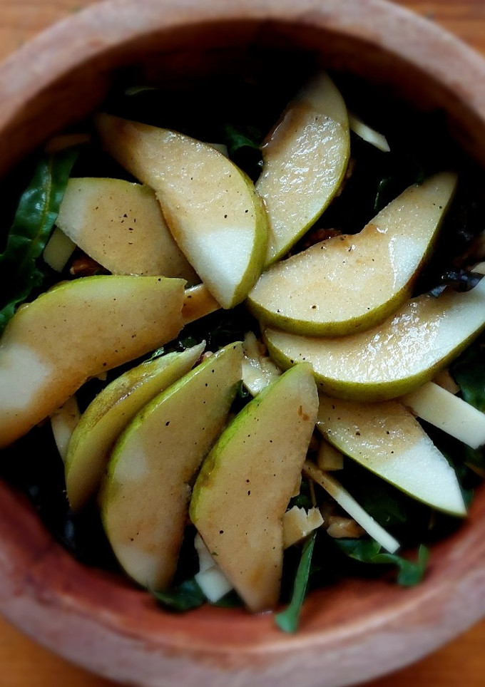 Una foto de Ensalada de acelgas con pera y nueces