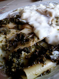 Una foto de Canelones con pesto y bechamel